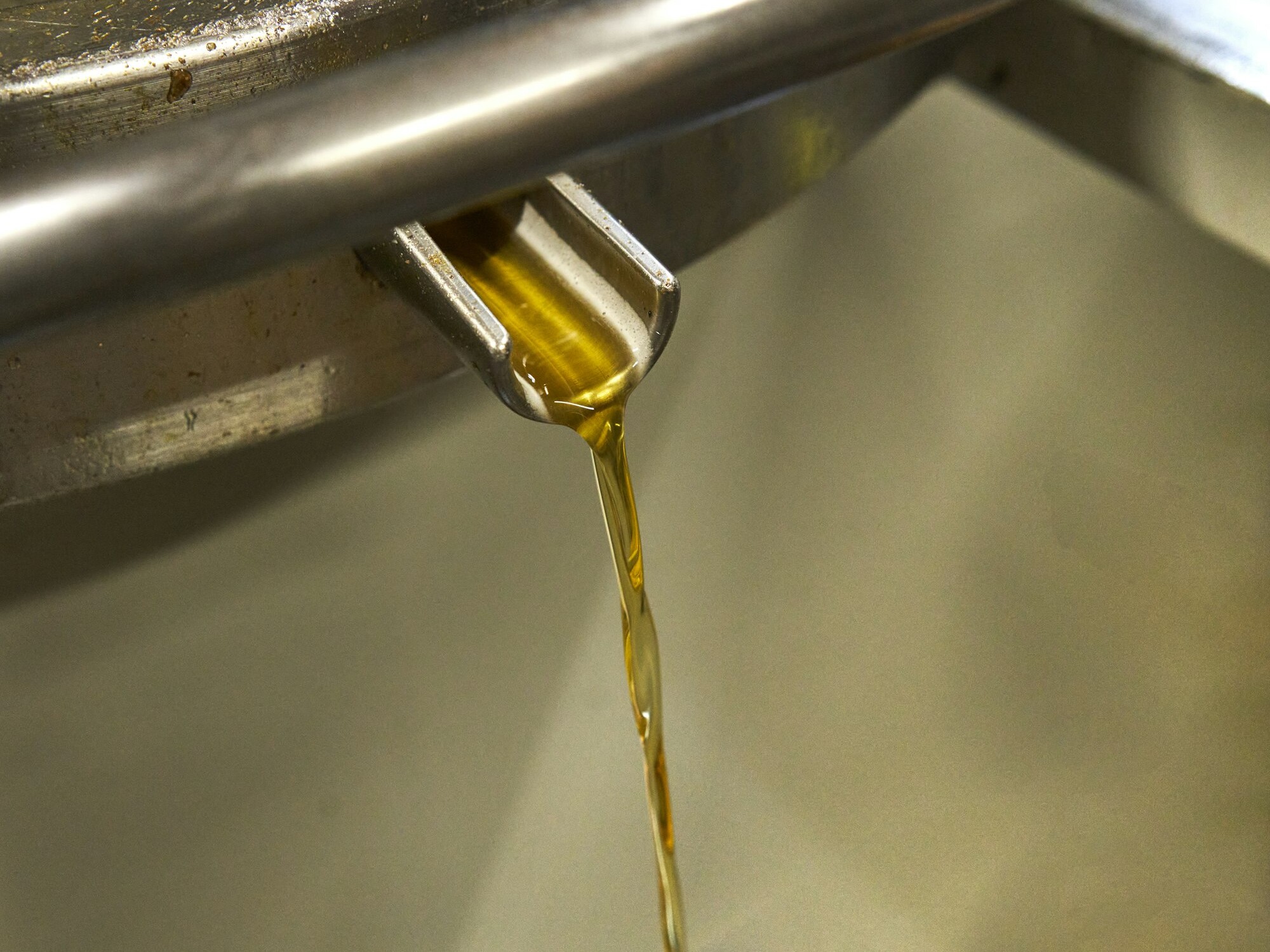 Primer plano de aceite motor dorado Valvoline de alta calidad
